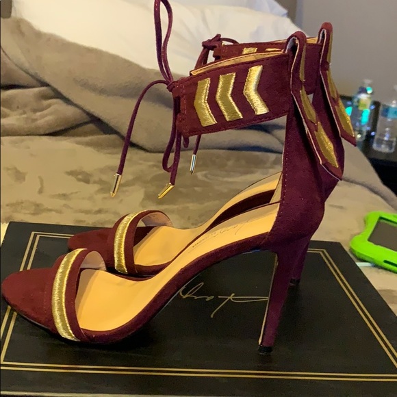 Women Heels - Picture 2 of 4